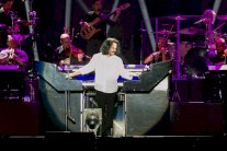 ياني يأسر القلوب عزفاً في أبو ظبي