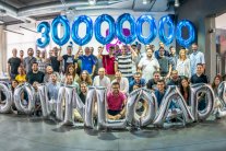 أنغامي تحتفل بـ30 مليون متابع