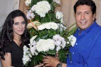 مايا نصري تتلقى الورد من هاني رمزي