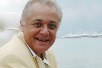 صحة محمود عبد العزيز غير مستقرة