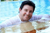 هاني شاكر يُشغِل متابعيه بصورة عبر