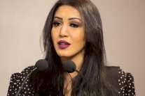 أسماء المنور تقرأ الشعر في 