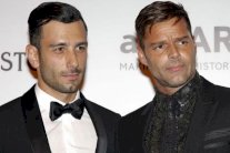 ريكي مارتن يُعلِن خطوبته على جوان يوسف