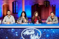 أربعون مشتركاً إلى 