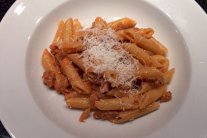 المعكرونة مع سجق الدجاج