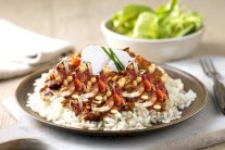 شرائح الدجاج مع الصلصة الحارة والأفوكادو