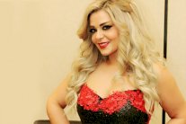 مادلين مطر تُطِل على جمهورها بوردةٍ حمراء