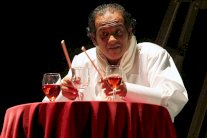 مرثية الوتر الخامس مونودراما إماراتيّة تستحضر زرياب في وجه العنف