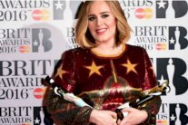 أديل تفوز بأربع من جوائز 