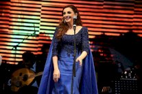 أنغام تغني للسندريلا تحت سفح الاهرامات 