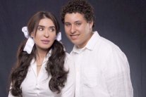 دينا أصغر سناً في ثياب المدرسة