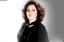 إلهام شاهين ترتدي الحجاب في مناسك العمرة