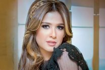 ياسمين عبد العزيز تُغنّي للأم