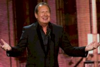 وفاة مقدم البرامج الأمريكي غاري شاندلينغ عن 66 عاما