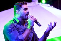 خالد سليم يُغنّي تحت المطر