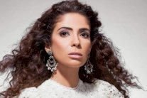 منى زكي تعود إلى 