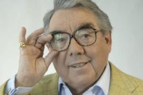 وفاة الممثل الكوميدي البريطاني روني كوربت عن عمر 85 عاما