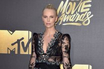 تشارليز ثيرون تُهدي فوزها بجائزة MTV لابنها جاكسون