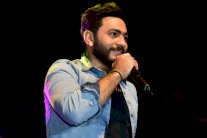  تامر حسني يرفع العلم العراقي في الأردن