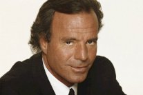 خوليو إجليسياس يعتلي مسرح المجاز في الشارقة