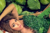 سارة سلامة تستلقي وسط الكرنب