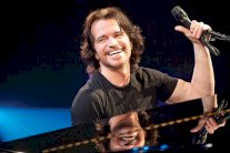 ياني لأول مرة في أبو ظبي