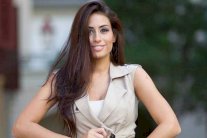 هبة طوجي مغنية وممثلة في مسرحية غنائية بباريس