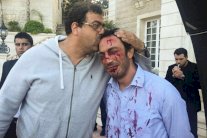 قُبلة على جبين طارق لطفي في بيروت