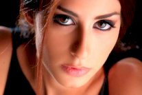 هبة طوجي تنطلق من المسرح الفرنسي نحو العالمية