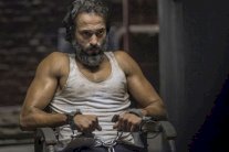 يوسف الشريف يعتذر عن صورة الضحية