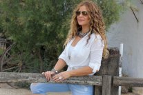 كارول سماحة تعايد الجمهور بكليب 