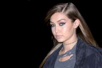 جيجي حديد نجمة بإطلالات عصرية