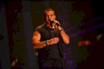 عمرو دياب يشعل 