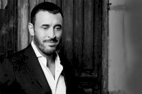 كاظـــم الساهر كَبِــيرٌ بِحُبِّ جُمهورهِ الكَبيرِ