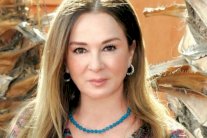 نجلاء فتحي تواصل مرافقة زوجها في المستشفى