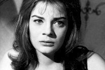 الورود والهدايا تملأ غرفة نادية لطفي في المستشفى