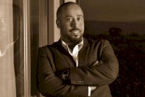 يوسف العماني يُطلِق 