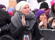 دموع ومشاهير في المسيرات المناهضة لـ