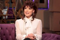 منى الشاذلي تعيد أنوشكا للغناء