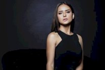 نيللي كريم بالأسود في جلسة تصوير