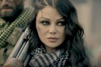 هيفاء وهبي تحمل السلاح في حقيبتها