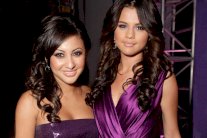 الدموع تغلب سيلينا غوميز وصديقتها في Today Show