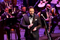 رامي عياش يفتتح حفل دار الأوبرا بالنشيد المصري