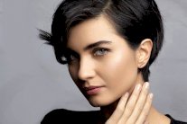 توبا بيوكستون تقرأ طالعها عند عرّاف تركي