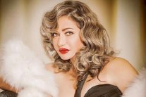 ليلى علوي تؤدي مناسك العمرة