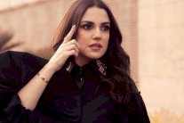 درّة تُطِل بالأسود في جلسة تصوير