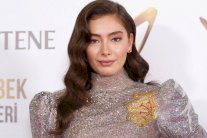 ناسليهان أتاغول تُبهِر الحضور ببريق فستانها