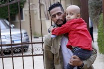 محمد رمضان يلبي دعوة طفل مريض بالسرطان