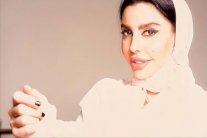 ليلى اسكندر تضع غطاءً للرأس!