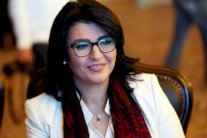 تكريم منى الشاذلي لجهودها في علاج